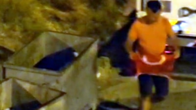 Tekirdağ'da çöpte bulduğu bayrağı bırakmadı