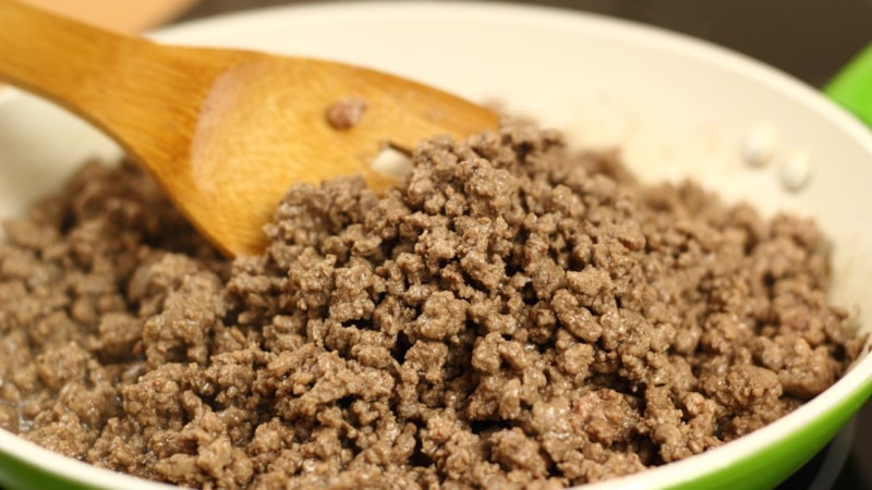 Kıymayı böyle kavurun! Topak topak değil tane tane yapıyor...