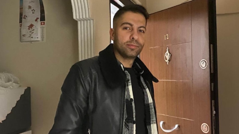 İstanbul'da aracın sıkıştırdığı motosiklet bariyerlere saplandı: Sürücü öldü