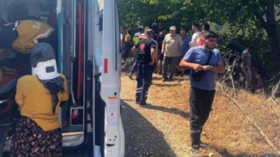 Düzce'de fındık işçilerini taşıyan traktör devrildi