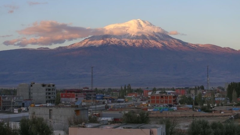 Ağrı Dağı takke buzulu hızla eriyor
