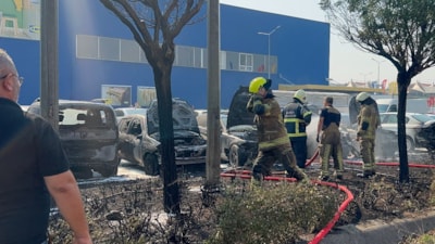 Bursa'da AVM otoparkında yangın: 6 araç kül oldu