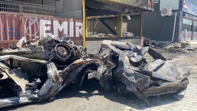 Hatay'da alevler bir anda yükseldi: İş yeri ve hurda araçlar yandı