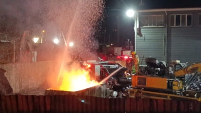 Bursa'da geri dönüşüm tesisinde yangın: 1 itfaiye eri ağır yaralandı