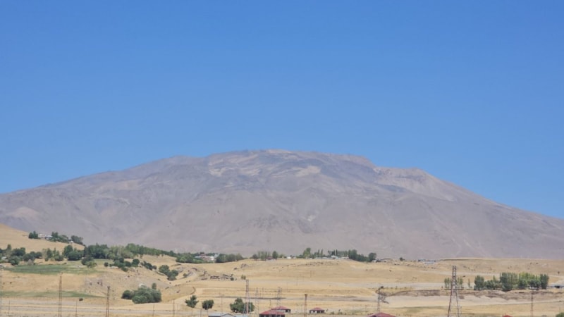 Türkiye’nin en yüksek üçüncü dağını kuraklık vurdu: Süphan'da karlar eridi