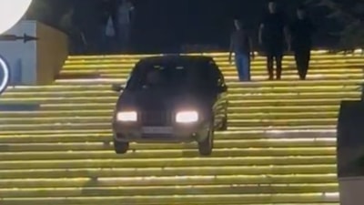 Ankara'da sürücü otomobiliyle AVM merdivenlerden inmeye çalıştı