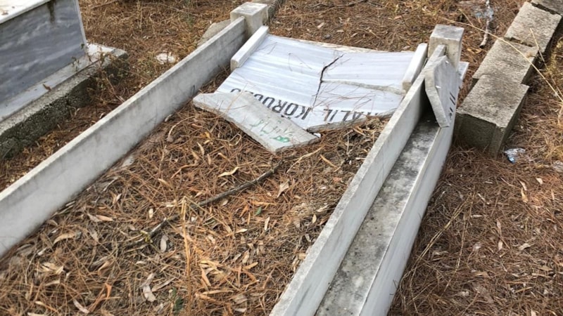 Adana'da mezar taşları kırıldı
