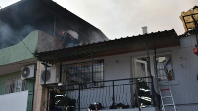 İzmir'de hurda deposunda başlayan yangın 4 eve sıçradı