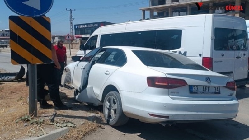 Hakkari'de iki araç kafa kafa çarpıştı: 2 yaralı