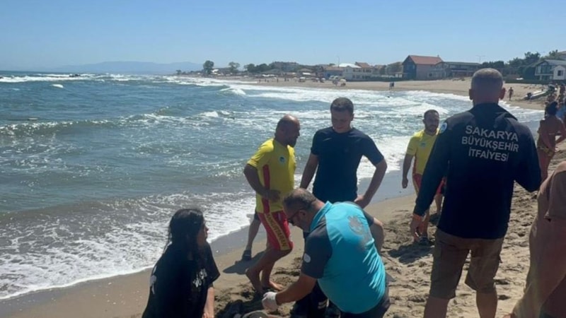 Sakarya'da yasağa rağmen denize açıldılar