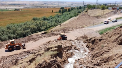 Batman'da sulama kanalından akan su ve çamur, yolu kapattı