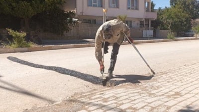 Adıyaman'da belediye yapmadı: Bedensel engelli muhtar sürüklenerek yaptı