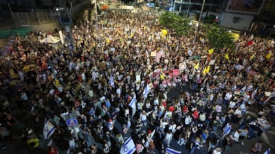 Başkent Tel Aviv'de binlerce İsrailli, Gazze'de ateşkes talebiyle protesto düzenledi