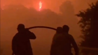 Yangınlarla mücadele sürüyor: Orman işçileri canları pahasına savaşıyorlar