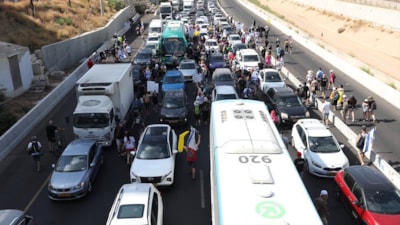 İsrailliler, Tel Aviv'de ana yolu kapatarak esirlerin geri getirilmesini istedi
