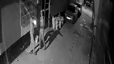 Adana'da husumetli olduğu akrabasının evine ateş açtı: O anları kayda aldı