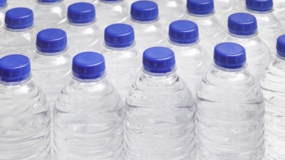 Fransa’da test edildi! Ünlü markanın suyunda mikroplastik tespit edildi