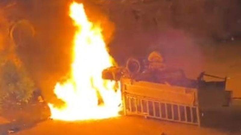 Kocaeli'de dere yatağına düşen kamyonet alev aldı