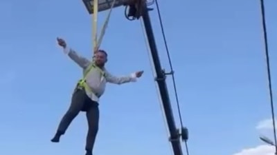 Bursa'da damadı vinçte sallandırıp altında göbek attılar