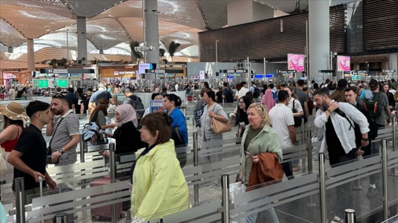 Türkiye'nin yolcu trafiğinin yükünü İstanbul ve Antalya havalimanları çekiyor