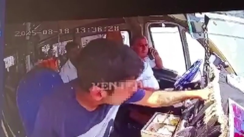 Adana'da kırmızı ışıkta kapkaç kamerada