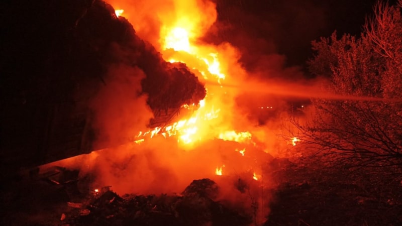 Çorum'da çöp yüklü tır alev alev yandı