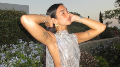 Şarkıcı Dua Lipa doğum günü elbisesi! Çok beğenildi