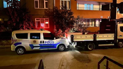 Bursa'da polisin 'dur' ihtarına uymayan sürücü, kamyonetle polis aracına çarptı