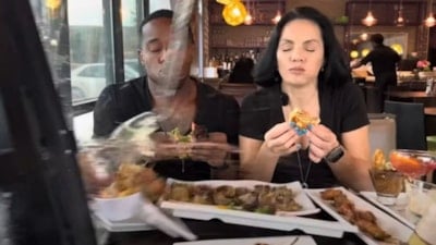 ABD'de YouTuber çift yemek yerken içeriye araba daldı