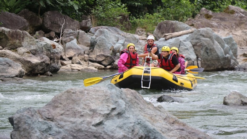 Rize’de Fırtına Deresi’nde rafting heyecanı
