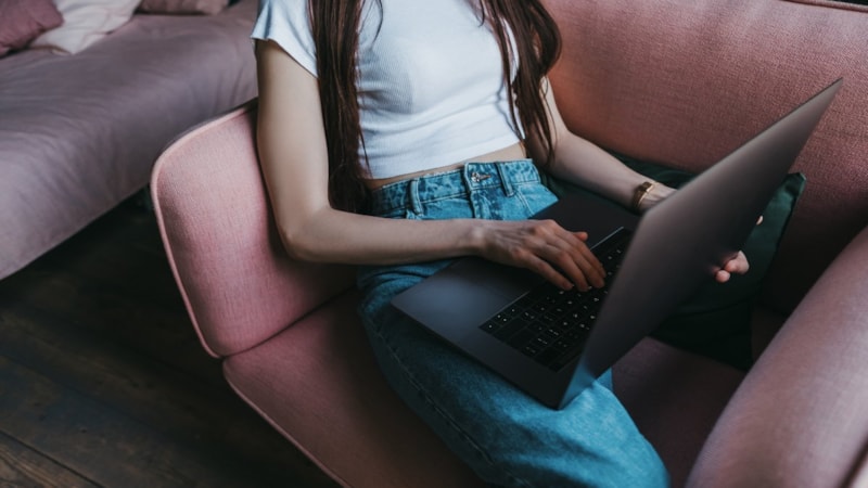 Oturma şeklinize dikkat edin: Beyne giden kan akışı azalıyor