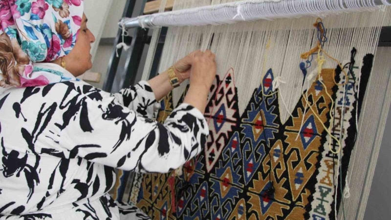 Kadınlar ilmek ilmek dokuyor; Jirki kilimi dünyaya açılıyor...