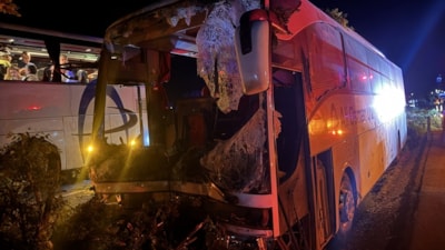 Kayseri'de otobüs refüjdeki ağaçlara çarptı: Ölü ve yaralılar var