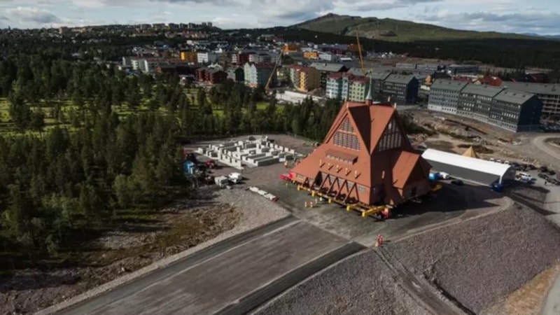İsveç'te 113 yıllık kilise, 5 kilometre uzağa taşındı