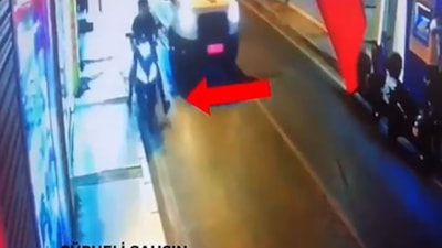 İzmir'de motosiklet hırsızları, kameradan tespit edildi