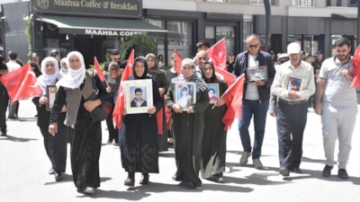 Van'da evlat nöbetindeki aileler sessiz yürüyüş yaptı