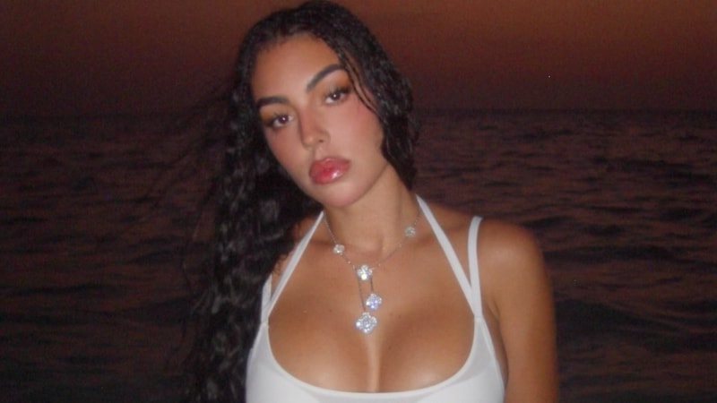 Ronaldo'nun sevgilisi Georgina Rodriguez'in tatil kareleri! Beyaz mini şort gündem oldu