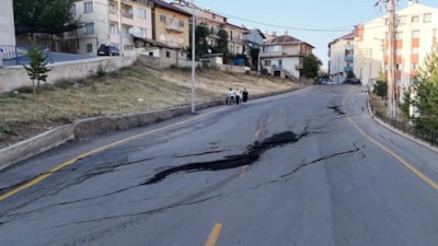 Erzurum'da heyelan: 7 apartmanda 70 daire tahliye edildi