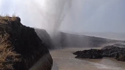 Yozgat'ta su borusu patladı: Tonlarca su çevreye aktı