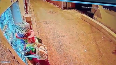 Bursa'da palyaço kıyafetli kişi mahalleliyi tedirgin etti: Çocukların panik anları kamerada