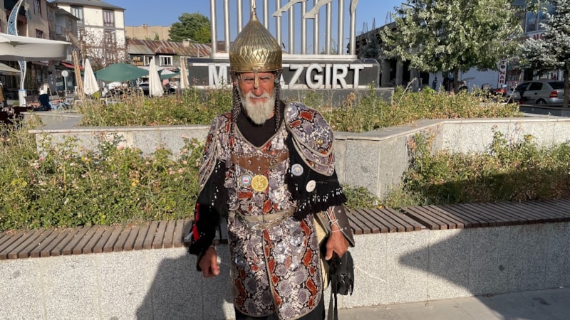 Muş'ta savaş kıyafetiyle Malazgirt Kalesi'ni yeniden fethetti