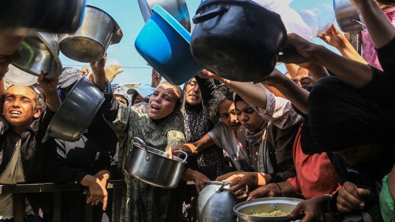 Gazze'de gıda krizi: Filistinlilere yemek dağıtıldı