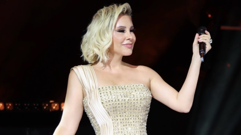 Şarkıcı Funda Arar imaj tazeledi! Sarışın oldu