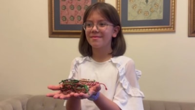 9 yaşındaki Zeynep, ördüğü bilekliklerle Gazze’ye destek oluyor