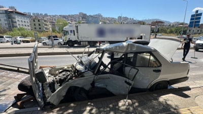 Samsun'da kazaya karışan Tofaş otomobil hurdaya döndü: 1'i ağır 2 yaralı