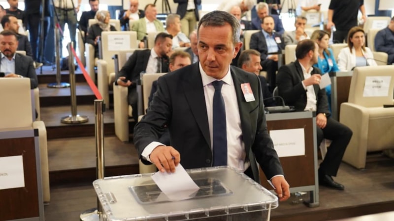 SON DAKİKA: Beyoğlu Belediyesi'nde başkanvekilliğine Sefer Karaahmetoğlu seçildi