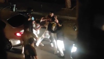 İstanbul'da yol verme kavgası kamerada: Yumruklar havada uçuştu