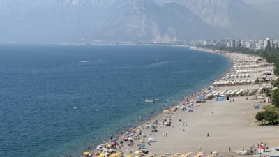 Antalya'da yüksek nem ve sıcak bunalttı: Vatandaşlar sahillere akın etti