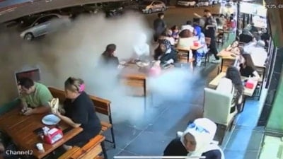 Yalova'da patlayan kamyon lastiği, restoranda paniğe neden oldu