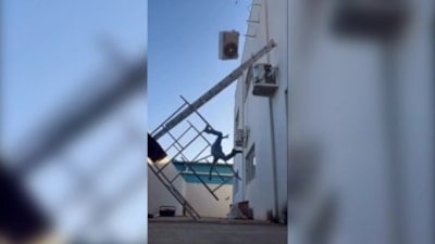 Şanlıurfa'da merdivenden düşen ustanın üzerine klima devrildi